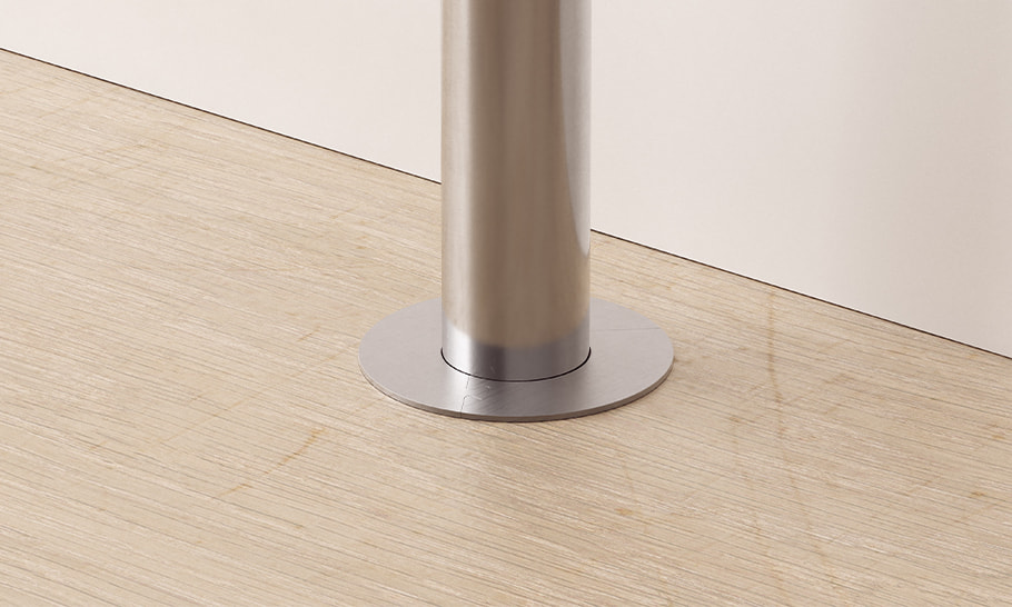 close-up van radiator afwerkingsrozetten van Pergo op een houten vloer